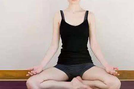 瑜伽先从几个简单的坐姿开始,三个瑜伽坐姿最常用 