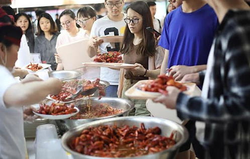 万人小龙虾宴,一张门票150,3万吃货吃掉40吨小龙虾,吃完就后悔