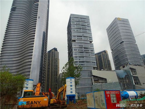 建设中的武汉绿地中心及其长江边铁路拆除