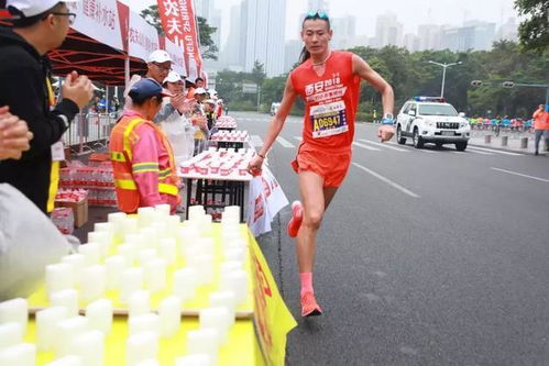 跑马拉松的衣服男,马拉松比赛服装哪个牌子好