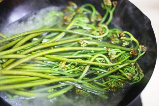春季经常吃蕨菜,到底是致癌还是防癌 真正要注意的是食用方式