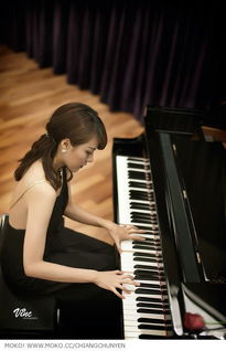 很美 很有气质的钢琴家 李元玲 