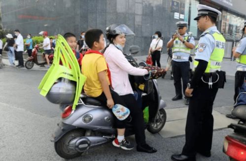 骑电动车带头盔家长群提醒,家长骑电动自行车接送孩子上学,需要给孩子戴头盔吗?