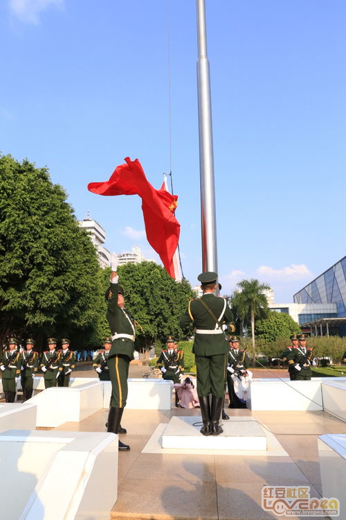 国庆升旗(国庆节期间升旗，降旗的时间与平时一样吗？)