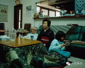 实拍日本人在家中是如何生活的 少妇跪着擦地板 