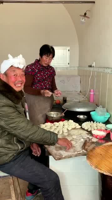 父母包饺子,家的温暖 