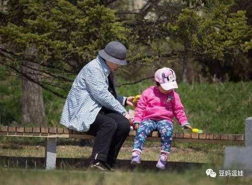 隔代育儿有弊端,爸妈带孩子有困难,试试两代人 团队协作 带娃