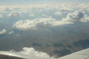 飞机窗外的云朵,许我遐想万千,本内容相机拍摄