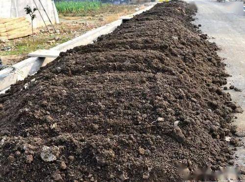 农家有机肥是深施好,还是直接铺在土层表面好,肥效有区别吗