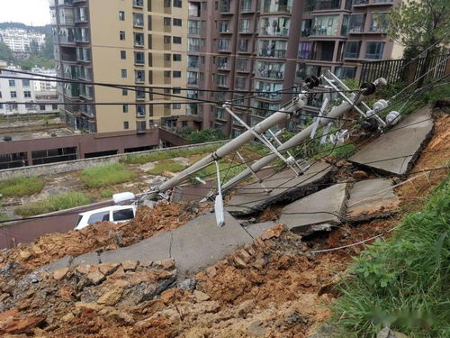 险 六盘水一小区发生堡坎垮落,有车辆损坏,无人员伤亡