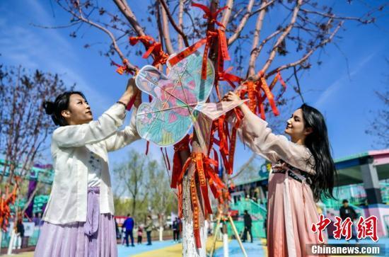 乌鲁木齐 谷雨时节 市民参与传统文化活动