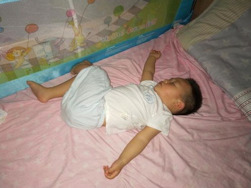 新生宝宝睡觉为何偏爱 举手 睡姿 看完专业分析,总算安心了