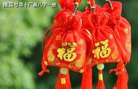 这个八字命局不高收入低,今年月老牵线有望成婚,42岁后富贵到老