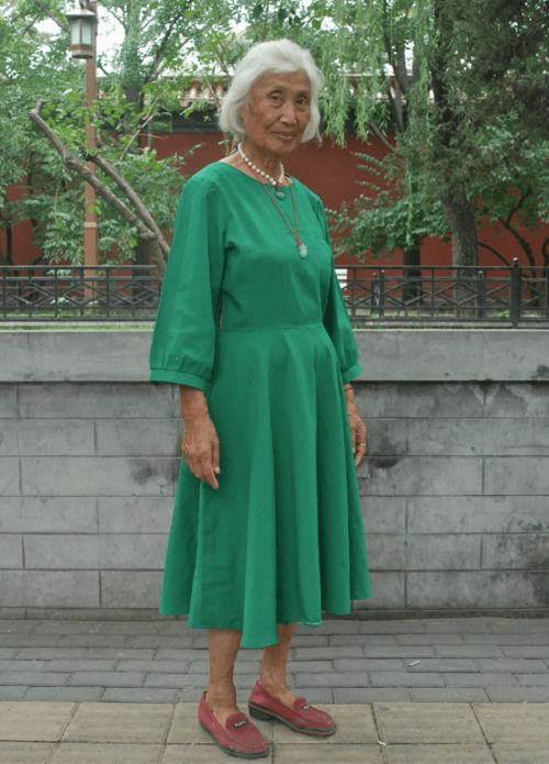 北京大妈真敢穿 6 70岁还穿红戴绿强行扮嫩,老奶奶秒变小姑娘