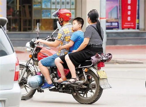 驾乘摩托车不戴头盔,违法 危险