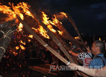 西昌火把狂欢夜超10万人参加 尽情 玩 火跳达体舞 