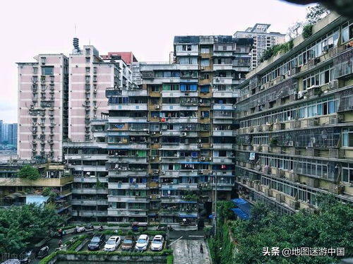 重庆24层居民楼没有电梯,当地居民怎么出门 看完恍然大悟