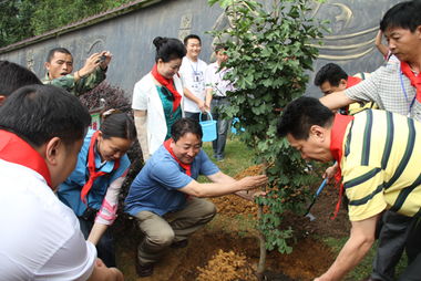 到边远山区去,种文化,送欢乐 