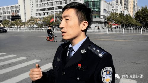 广泰街与联纺路交叉口隔离护栏该不该取消 看市交巡警支队如何回应