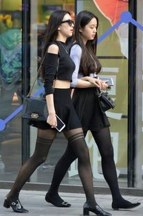 街拍 短裙搭配黑色丝袜,图3两位小姐姐真会穿 