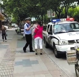 周蓬安 民警绊摔抱娃女子,暴露人性缺失 