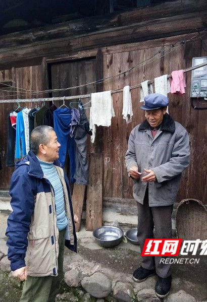 向榜样学习 村民都记得他的扶贫事迹 