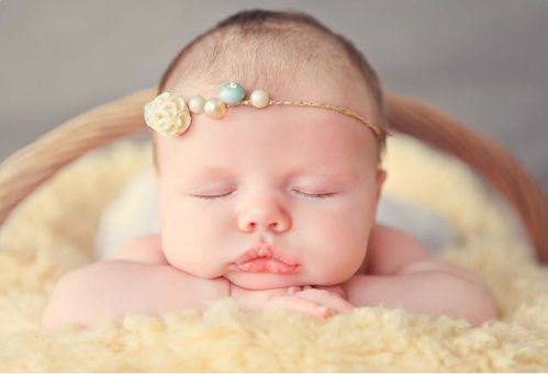 宝宝的睡姿能有多 奇葩 掀开被子就像 拆盲盒 ,浑身都是戏