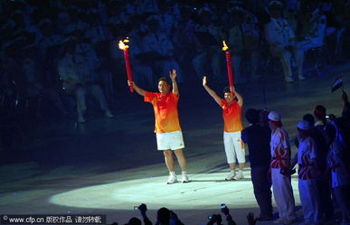 2010广州亚运会点火仪式 举起火炬 