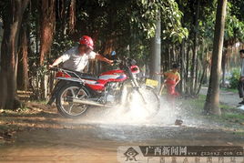 水管遭破坏众人洗车忙 目击者称两男撬水管后离开 