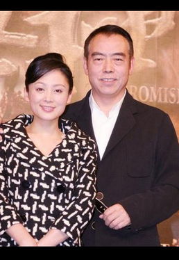 王同辉的现任妻子,长得帅气耐看，不知道他的名字，如今46岁和圈外妻子恩爱了20年
