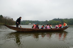 重庆老师划船10年 每天接送孩子上学 