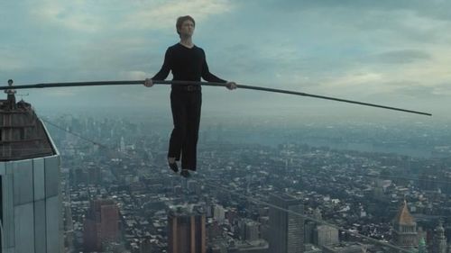 400米多高空上,在纽约世贸双子大厦顶层搭建钢索,走钢丝的人