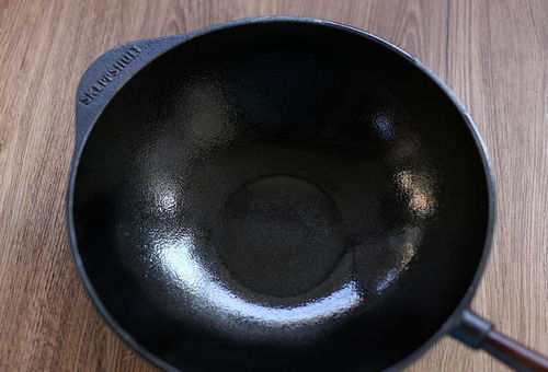 新买的铁锅别直接用,学会这开锅技巧,好用不生锈,越用越不粘