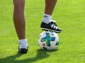 踢足球为什么会腿弯