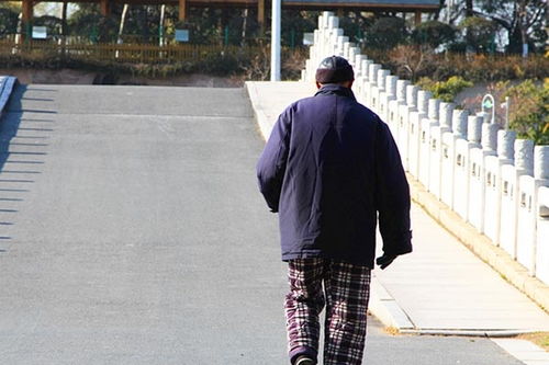 为什么上了年纪的人走路,都喜欢背着手 是好还是坏