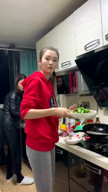 这么漂亮的美女还会做饭真好,还是单身哦 