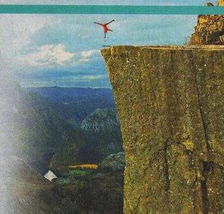 挪威特技人在六百多米高悬崖边玩单手倒立 图
