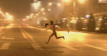 北京男子抱充气娃娃 十字架当街多次裸奔 