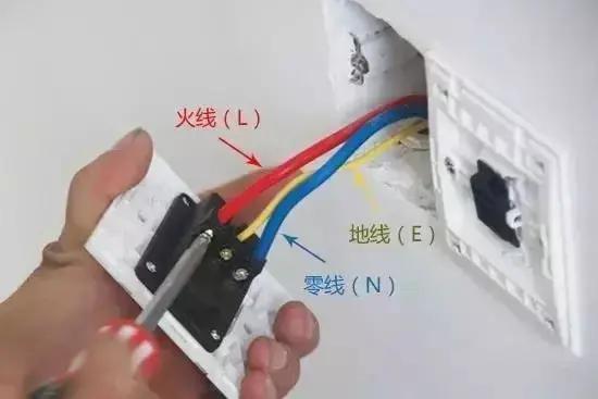 家庭装修电路布线如何施工 老电工手把手教你开关插座安装方法