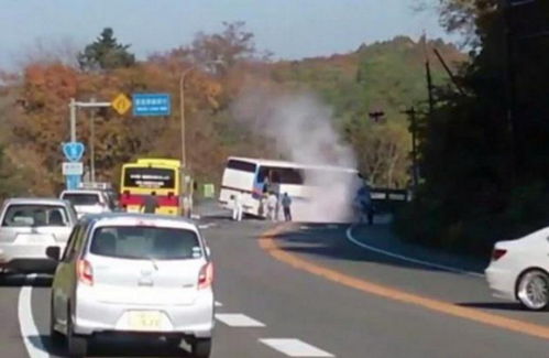 日本大巴货车相撞啥原因导致的事故 