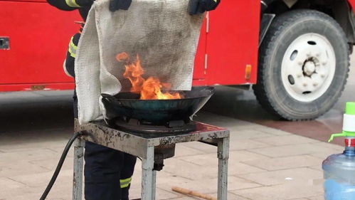 油锅起火,往里面加冷油能灭火 是 火上加油 ,还是真有效 