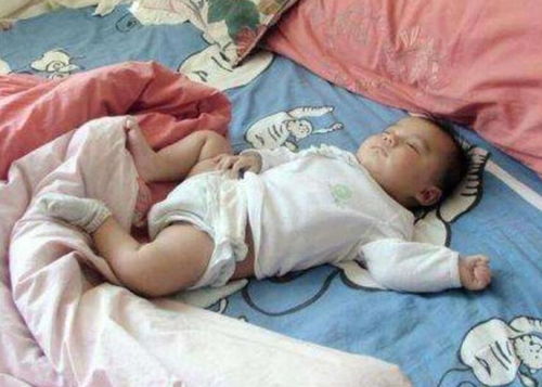 宝宝晚上睡觉踢被子，宝宝晚上睡觉踢被子,这属于正常现象吗