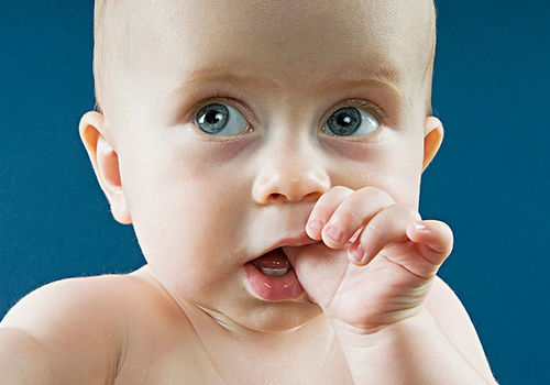 表情 怎么能缓解宝宝出牙痛宝宝出牙痛怎么办 5号网 表情 