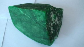 捡了一块绿色的石头,请教各位专家这是什么石头 