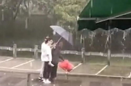老人行动不便,暴雨中淋雨前行,一对情侣浑身淋湿为其撑伞