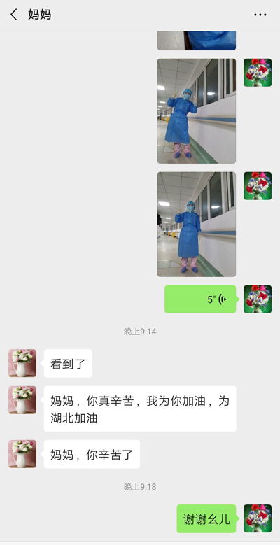 和女儿视频通话,她长大了 会安慰我了