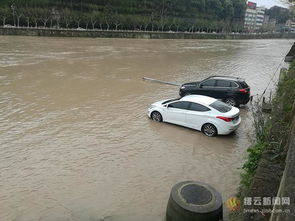 雨季溪边停车遭水淹 