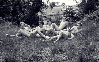 英国大学赛艇队拍裸体日历秀腹肌 