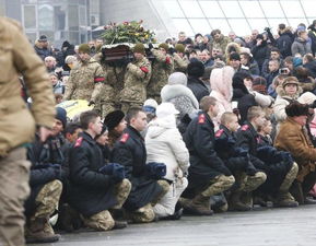 最沉重的迎接,乌克兰士兵遗体回国,民众当街跪成一排