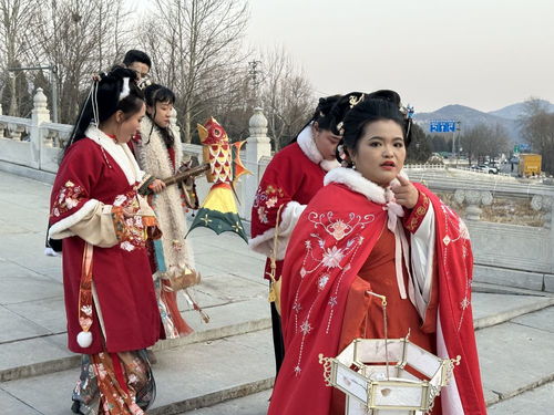 元宵节夜游房山云居寺 游客身着汉服投壶猜灯谜